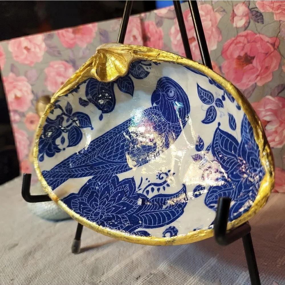 DECOUPAGE CLAM SHELL DECOUPAGE BLUE BIRD ON A CLAM SHELL TRINKET DISH - Picture 3 of 10